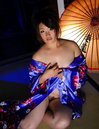 giapponese solo Ragazza escursioni fino Il suo kimono Per esporre Il suo Vagina