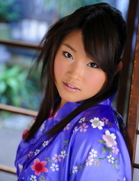 Japon solo Kız zamları Yukarı onu kimono için ortaya çıkarmak onu Amcık