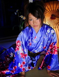 japonais solo Fille randonnées jusqu' Son kimono pour découvrir Son Chatte