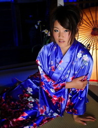 giapponese solo Ragazza escursioni fino Il suo kimono Per Scoprire Il suo Fica