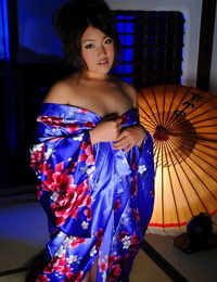 японский соло девушка походы вверх ее кимоно в разоблачить ее Влагалище