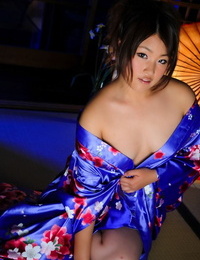जापानी एकल लड़की बढ़ोतरी ऊपर उसके किमोनो करने के लिए बेनकाब उसके योनि