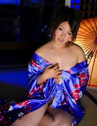Japanisch solo Mädchen Wanderungen bis Ihr Kimono zu Entdecken Ihr Fotze