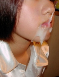 japonês menina no seda manto fica Porra no rosto depois de masturbando no um galo