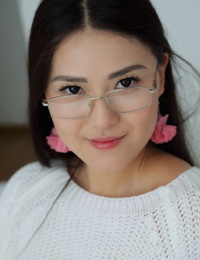 الآسيوية في سن المراهقة كيميكو الشرائح لها لطيف سراويل جانبا إلى تظهر لها أصلع شق في الجوارب