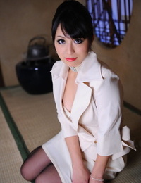 Elegant japans model Nana kunimi knippert haar lace brasserie met rood lippen