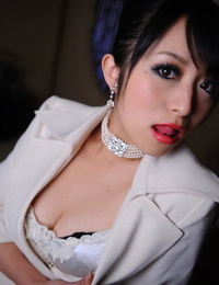 классный японский модель Нана куньими вспышки ее Кружева Бюстгальтер с Красный губы