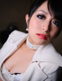 fajny japoński model Nana куньими lampy błyskowej jej koronki Biustonosz z czerwony usta