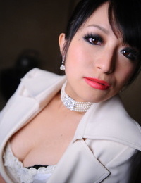 Elegante japonês modelo Nana kunimi pisca ela renda brassiere com vermelho lábios