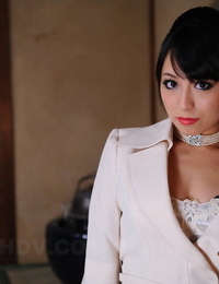 Classy japans model Nana kunimi knippert haar lace Beha met rood lippen