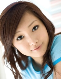 Bonito japonês adolescente Suzuka Ishikawa stands nu depois de lentamente despir