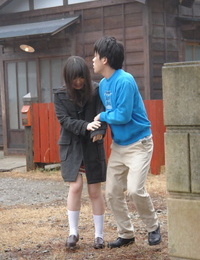 japonês menina Mai Shimizu contém ela mãos fora para jizz depois de chupando galo