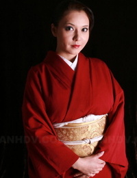 japans model Yuki Tsukamoto streelt haar bedrijf Tieten als Ze krijgt naakt