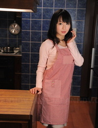 японский домохозяйка с а Довольно лицо позы Не ню в ее кухня