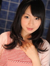 japonês dona de casa com um Muito rosto poses Não Nude no ela cozinha