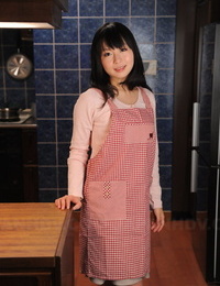 japonês dona de casa com um Muito rosto poses Não Nude no ela cozinha