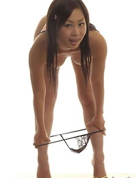 الآسيوية منفردا فتاة تسحب أسفل لها ثونغ قبل dildoing لها قرنية الفرج