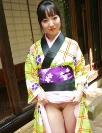 Sweet Japanese girl hikes her kimono && spreads to display her hairy pussy