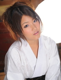 невинные японский Детка Нене Нагасава Позирует в ее прекрасный кимоно