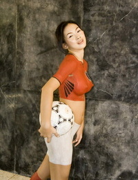 youthfull Asiático Chica Con Un gran Tetas modelos desnudo cubierto en bodypaint