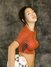 youthfull 아시아 여자 가 a 한 가슴 모델 베 덮 에 바디페인트