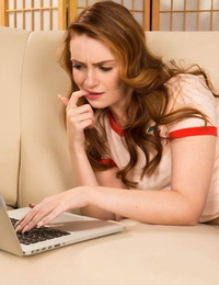 लाल बालों वाली एमेच्योर माया केंड्रिक seduces एक यार जबकि feigning लैपटॉप मुद्दों
