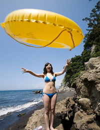 Young Japanese lady Saki Koto uncovers her knockers and ass at the beach
