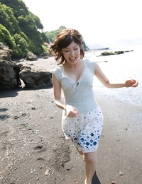 jovem japonês senhora Saki Koto descobre ela aldravas e Cuzinho no o Praia