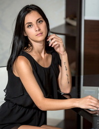 scuro Capelli College Ragazza Alyssa K dà nudo modellazione un provare prima laurea