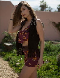 Mexikanische Göttin Lauren Lee Nimmt Ihr top aus im freien und zeigt saftig Titten
