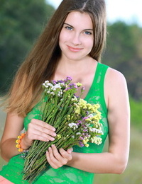 mooi tiener meisje onthult haar groot natuurlijke tieten als Ze uitkleedt in een veld