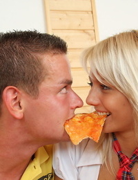 młody blondynka Dziewczyna akcje A Pizza przed pobieranie wkręca :W: jej spinka przyjaciel