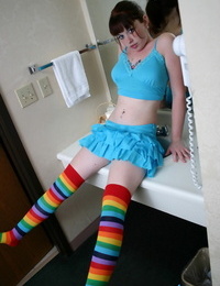 惊人的 青少年 芭比娃娃 剥离 和 触摸 她自己 在 的 浴室