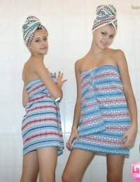 Dễ thương non trẻ lesbian Laura & Katrina mẫu trong những Tắm sau đưa một tắm