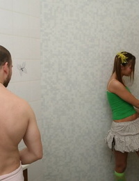 18 année vieux Fille porte Son cheveux dans des tresses Alors que être défloré dans Salle de bain