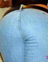 Amatoriale solo Ragazza prende off Il suo jeans Per modello lingerie in il Bagno