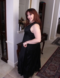 खूबसूरत विशालकाय महिला में एक गर्म काले पोशाक भारत स्ट्रिप्स & खिलौने बिना चूत में एकल हस्तमैथुन