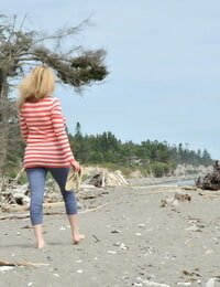 busty Reifen Frau lecker Trixie geht Barfuß bei Strand Während auszusetzen selbst
