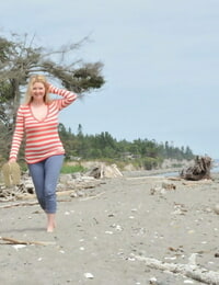 rondborstige volwassen Vrouw Lekker Trixie gaat Op blote voeten in Strand terwijl bloot Zichzelf