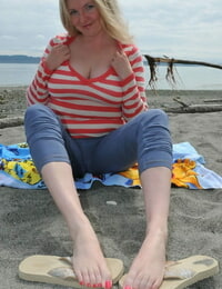 مفلس ناضجة امرأة لذيذ تريكسي يذهب حافي القدمين في الشاطئ في حين تعريض نفسها