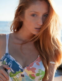 热 红发女郎 米歇尔 H 炫耀 她的 厚 胸部 & 绷紧的 混蛋 上 的 海滩