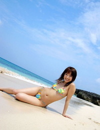 giapponese teen chikaho Ito Modelli Non nudo a il spiaggia in un Bikini