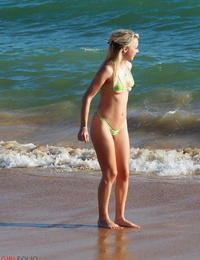 Bionda teen Chloe giocattolo passi in il oceano surf Indossare un succinti Bikini