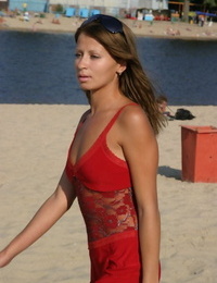 slim teen Fa Il suo nudo modellazione Premiere su un Sabbia Spiaggia