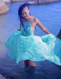 chaud Asiatique adolescent Doux Julie supprime humide robe pour Nu pose dans l'eau