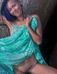 quente Ásia teen Doce Julie remove molhado vestido para Nude poses no água