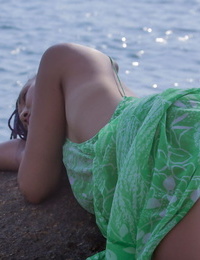 quente ásia teen Doce Julie remove molhado Vestido para Nude poses no água