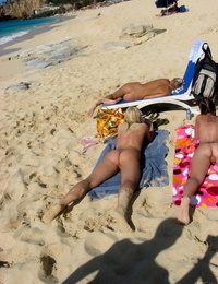 一个 很多 的 年轻的 和 英俊 青少年 脱下 比基尼 要 玩 赤裸裸的 在 的 海滩