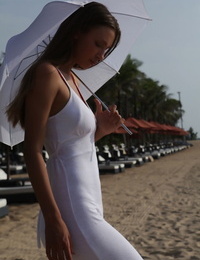 温暖 小妞 伊琳 涵盖了 她的 华丽 董事会 与 沙 同时 去 赤裸裸的 在 海滩