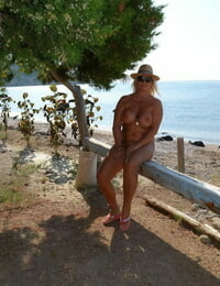 enorme Ash bionda donna Con Grande Tette vaga Intorno un nuda Spiaggia in un paglia cappello